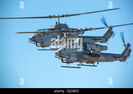 Deux US Marine Corps AH-1W Cobra Hélicoptères d'attaque dans un exercice d'entraînement de close air support, 22 octobre 2013 à 29 Palms, CA. Banque D'Images