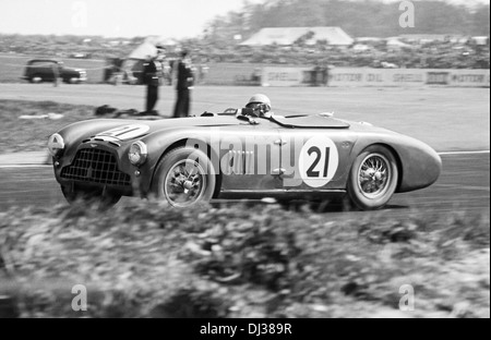 Reg Parnell dans une Aston Martin DB3, a terminé 3ème dans le trophée International, Silverstone, en Angleterre, 9 mai 1953. Banque D'Images