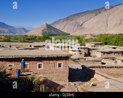 Village berbère dans la belle et fertile vallée ait Bouguemez dans les montagnes de l'Atlas du Maroc Banque D'Images