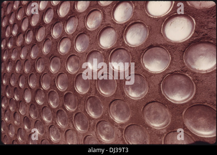 Détail D'UN MUR DANS UNE MAISON CONSTRUITE DE LA BIÈRE EN ALUMINIUM ET DOUX canettes de boisson PRÈS DE TAOS, NOUVEAU MEXIQUE. Pour cela . 641 Banque D'Images