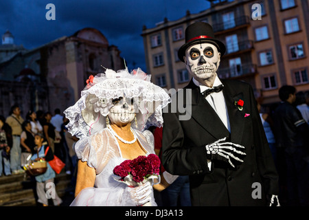 Les fêtards en costume habillé en bride & Groom squelettes prendre part au jour de la fête des morts connus à Oaxaca, au Mexique. Banque D'Images