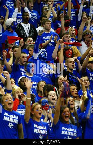 Des Moines, Iowa, USA. 8 mars, 2008. Maniacs Marshall cheer player introduction avant le début de la classe Iowa Boys 4A partie de championnat contre Iowa City Ville Haute. (Lee News Service / Quad-City Times, John Schultz). Davenport Central High School - Davenport, Iowa. © John Schultz/Quad-City Times/ZUMAPRESS.com/Alamy Live News Banque D'Images