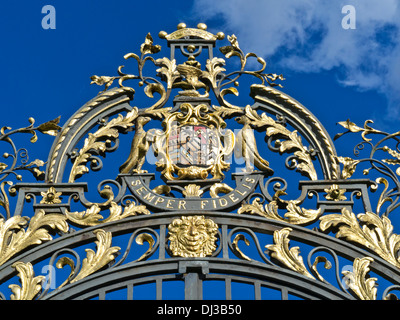 Doré orné portes de Clandon Park avec Onslow emblème familial et la devise 'Semper Fidelis' 'Fidèle' Surrey UK Banque D'Images