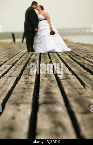 Un couple de mariage sur un quai Banque D'Images