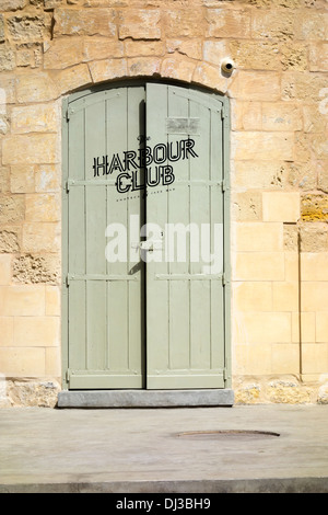 Les sites touristiques de, donnant sur, autour et sur l'île de Malte : Malte République de Malte, mer Méditerranée Europe Entrée Bar Banque D'Images