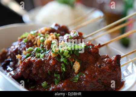 Satay de poulet servi à La Haye, aux Pays-Bas. Banque D'Images