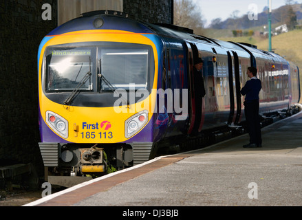 Transpennine Express 185 Première Classe train debout à Oxenholme, Cumbria, Angleterre, Royaume-Uni, Europe. Banque D'Images