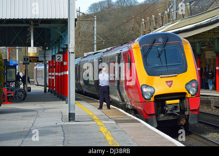 Classe Supervoyager 221 Virgin train à Oxenholme Rail Station, Cumbria, Angleterre, Royaume-Uni, Europe. Banque D'Images