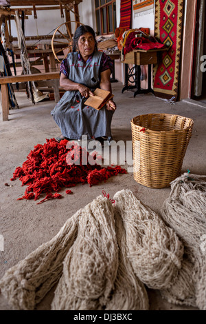 Une femme indigène zapotèque cartes main laine teints en fil à utiliser dans le tissage de tapis traditionnels Teotitlan de Valle, Mexique Banque D'Images