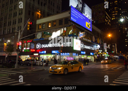 Duane Reade Pharmacie, Times Square, New York City, États-Unis D'Amérique. Banque D'Images