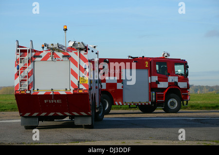 Deux moteurs d'incendie de l'aéroport en voiture à l'aéroport de circulation menant à la piste sur un exercice. Les véhicules d'urgence de l'aéroport de Londres Southend Banque D'Images