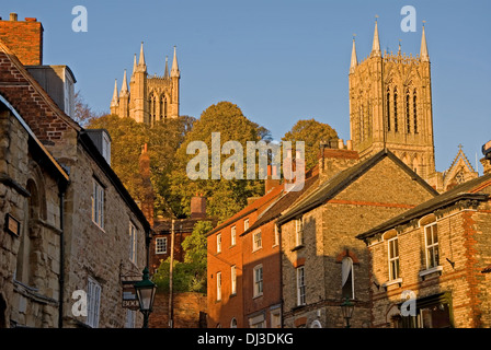 La Cathédrale de Lincoln est un établissement emblématique, situé sur une colline surplombant la ville et le marais du Lincolnshire en Angleterre. Banque D'Images