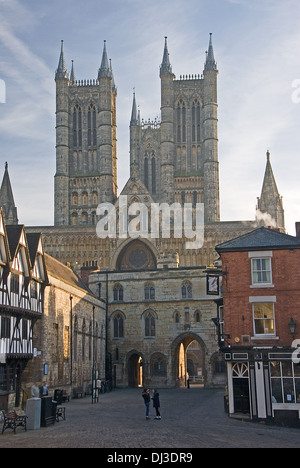 La Cathédrale de Lincoln est un établissement emblématique, situé sur une colline surplombant la ville et le marais du Lincolnshire en Angleterre. Banque D'Images