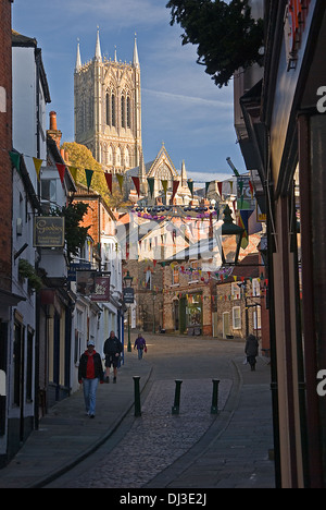 La Cathédrale de Lincoln est un établissement emblématique, situé sur une colline surplombant la ville et le marais du Lincolnshire en Angleterre. Banque D'Images