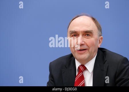 Berlin, Allemagne. 20 nov., 2013. Conférence de presse fédéral avec Hans-Peter Friedrich (CSU), Ministre allemand de l'intérieur, et M. Christoph ?BerÃƒ Â-gner Ã', Secrétaire d'Etat parlementaire de l'intérieur, sur le sujet de l'année ' rapport État de l'unité allemande '. / Photo : Berlin, Allemagne. 20 novembre, 2013. Conférence de presse fédéral avec Hans-Peter Friedrich (CSU), Ministre allemand de l'intérieur, et M. Christoph ?BerÃƒ Â-gner Ã', Secrétaire d'Etat parlementaire de l'intérieur, sur le sujet de l'année ' rapport État de l'unité allemande '. / Photo : Christoph Bergner, Secrétaire d'Etat Parlementaire de t Banque D'Images