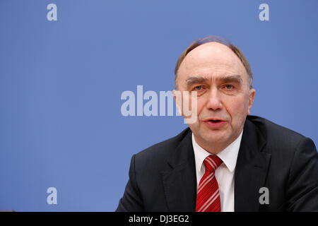 Berlin, Allemagne. 20 nov., 2013. Conférence de presse fédéral avec Hans-Peter Friedrich (CSU), Ministre allemand de l'intérieur, et M. Christoph ?BerÃƒ Â-gner Ã', Secrétaire d'Etat parlementaire de l'intérieur, sur le sujet de l'année ' rapport État de l'unité allemande '. / Photo : Berlin, Allemagne. 20 novembre, 2013. Conférence de presse fédéral avec Hans-Peter Friedrich (CSU), Ministre allemand de l'intérieur, et M. Christoph ?BerÃƒ Â-gner Ã', Secrétaire d'Etat parlementaire de l'intérieur, sur le sujet de l'année ' rapport État de l'unité allemande '. / Photo : Christoph Bergner, Secrétaire d'Etat Parlementaire de t Banque D'Images