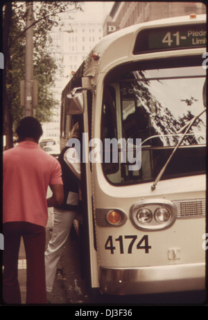 Les passagers à bord d'un Metropolitan Atlanta Rapid Transit Authority (MARTA) Bus au centre-ville d'Atlanta, Géorgie. En 1974, le . 793 Banque D'Images