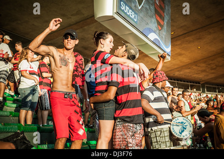 Les partisans du club de football de Rio Flamengo (Clube de Regatas do Flamengo) célèbrent un objectif de l'équipe note d'au stade du Maracanã. Banque D'Images