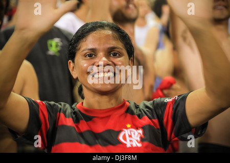 Les partisans du club de football de Rio Flamengo (Clube de Regatas do Flamengo) célèbrent un objectif de l'équipe note d'au stade du Maracanã. Banque D'Images