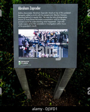 Dallas, Texas, USA. 20 nov., 2013. Dealey Plaza une plaque marque l'endroit où Abraham Zapruder a filmé l'assassinat du Président John F. Kennedy. Crédit : Brian Cahn/ZUMAPRESS.com/Alamy Live News Banque D'Images