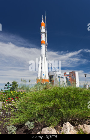 Du vrai "oyuz' type rocket comme monument Banque D'Images