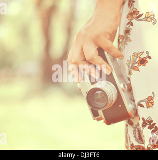 Woman hand holding retro camera close-up Banque D'Images