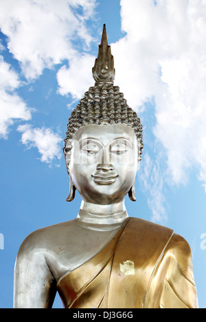 Photo statue de Bouddha dans l'arrière-plan est bleu ciel. Banque D'Images