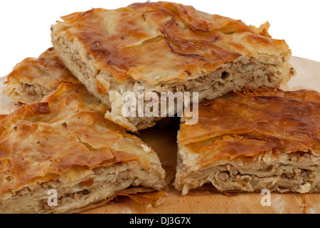 Tarte au fromage et jambon sur fond blanc Banque D'Images