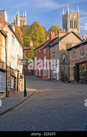 La Cathédrale de Lincoln est un établissement emblématique, situé sur une colline surplombant la ville et le marais du Lincolnshire en Angleterre. Banque D'Images