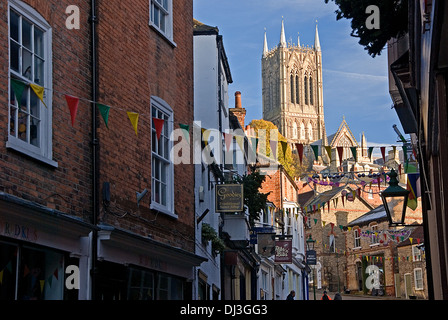 La Cathédrale de Lincoln est un établissement emblématique, situé sur une colline surplombant la ville et le marais du Lincolnshire en Angleterre. Banque D'Images