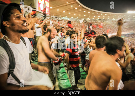 Les partisans du club de football de Rio Flamengo (Clube de Regatas do Flamengo) célèbrent un objectif de l'équipe note d'au stade du Maracanã. Banque D'Images