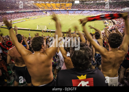 Les partisans du club de football de Rio Flamengo (Clube de Regatas do Flamengo) célèbrent un objectif de l'équipe note d'au stade du Maracanã. Banque D'Images