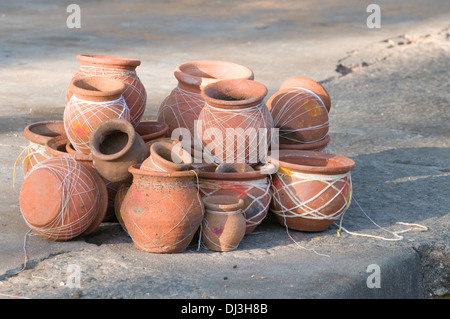 Pot en céramique assis au bord de la route à Tiruvannamalai, dans le sud de l'Inde Banque D'Images