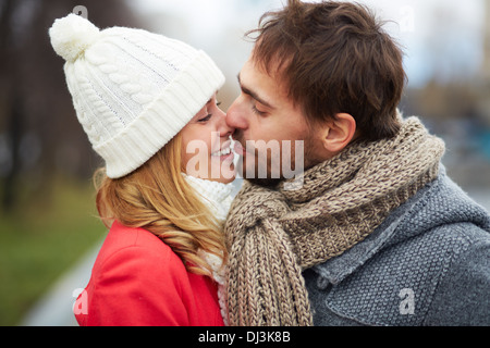 Image du couple à l'extérieur affectueux Banque D'Images