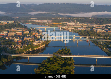 Vue aérienne de la rivière face à Chattanooga, y compris les quatre ponts, l'Aquarium du Tennessee, et Ross's Landing Banque D'Images