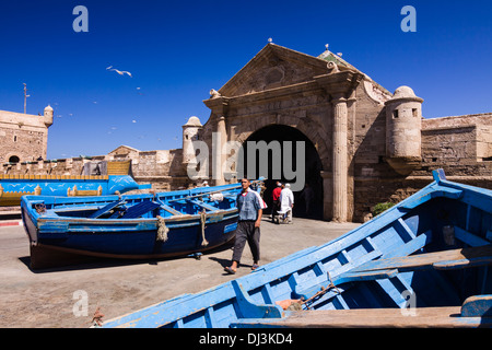 Les bateaux de pêche et de la porte de la Marine, l'entrée du port d'Essaouira, Maroc Banque D'Images