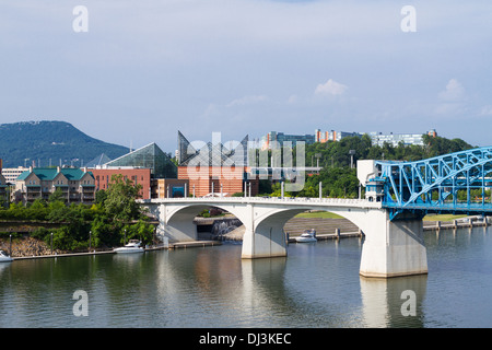 De l'autre côté de la rivière Tennessee à Lookout Mountain, avec des bateaux, pont de marché et de la ville de Chattanooga au premier plan Banque D'Images