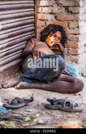 Adolescent sans-abri à Katmandou, Népal Banque D'Images