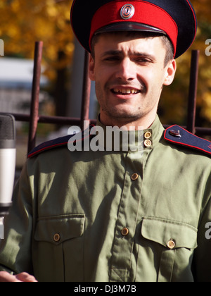 Dans l'uniforme des cosaques de la période de Première Guerre mondiale. Banque D'Images