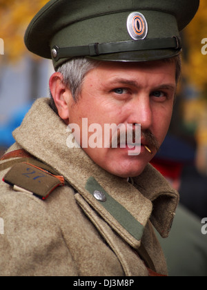 Dans l'uniforme des cosaques de la période de Première Guerre mondiale. Banque D'Images