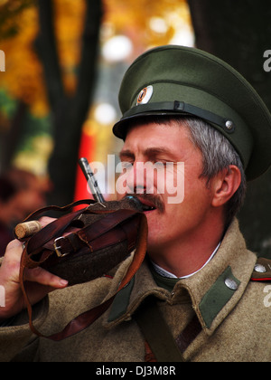 Dans l'uniforme des cosaques de la période de Première Guerre mondiale. Banque D'Images