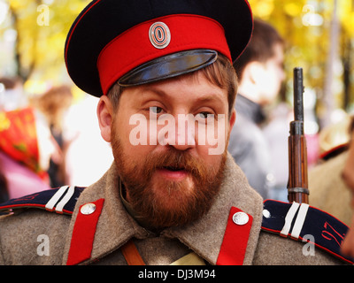 Dans l'uniforme des cosaques de la période de Première Guerre mondiale. Banque D'Images