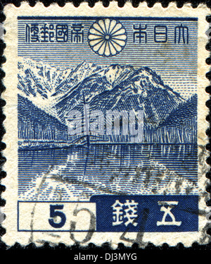 Japon - circa 1937 : timbre imprimé au Japon montre Lac Taisho, Kamikochii, vers 1937 Banque D'Images