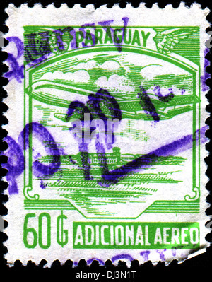 PARAGUAY - circa 1950 : timbre imprimé en Paraguay montre avion au-dessus de pays, circa 1950 Banque D'Images