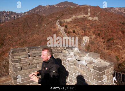 Beijing, Chine. 18 nov., 2013. San Francisco 49ers super et Temple de la renommée NFL Quarterback JOE MONTANA visite la Grande Muraille de Chine en dehors de Pékin. Montana est sur cinq jours et trois villes voyage en Chine comme un ambassadeur de la NFL pour promouvoir le football américain dans le pays. © Stephen Shaver/ZUMA/ZUMAPRESS.com/Alamy fil Live News Banque D'Images