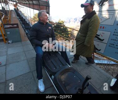 San Francisco 49ers super et Temple de la renommée NFL Quarterback JOE MONTANA prend un toboggan au flanc de la montagne de la Grande Muraille de Chine en dehors de Pékin. Montana est sur cinq jours et trois villes voyage en Chine comme un ambassadeur de la NFL pour promouvoir le football américain dans le pays. Banque D'Images