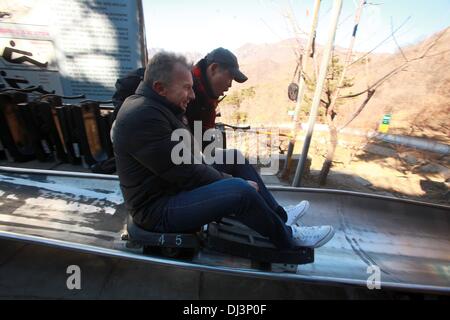 San Francisco 49ers super et Temple de la renommée NFL Quarterback JOE MONTANA obtient un pousser comme il prend un toboggan au flanc de la montagne de la Grande Muraille de Chine en dehors de Pékin. Montana est sur cinq jours et trois villes voyage en Chine comme un ambassadeur de la NFL pour promouvoir le football américain dans le pays. Banque D'Images