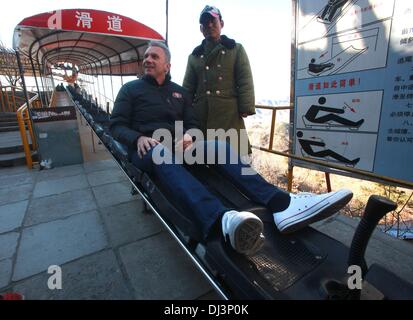 San Francisco 49ers super et Temple de la renommée NFL Quarterback JOE MONTANA prend un toboggan au flanc de la montagne de la Grande Muraille de Chine en dehors de Pékin. Montana est sur cinq jours et trois villes voyage en Chine comme un ambassadeur de la NFL pour promouvoir le football américain dans le pays. Banque D'Images