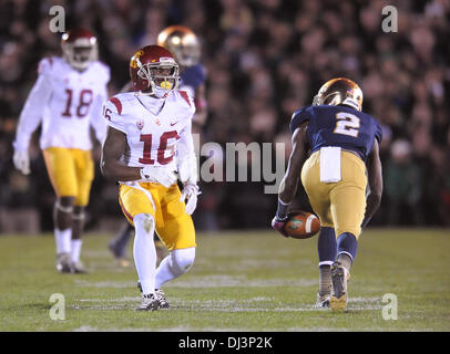 19 octobre, 2013 - South Bend, IN, États-Unis d'Amérique - le 19 octobre 2013 à South Bend, dans l'USC Trojans... retour d'angle (16) Anthony Brown en action au cours de la NCAA Football match entre l'USC Trojans et Notre Dame. Notre Dame a finalement pris son temps, accueil strie perdante à l'USC Trojans. Les combats de la Californie du Sud a survécu irlandais dans un jeu de sanctions samedi soir à une victoire 14-10 qui a mis fin à une cinq-jeu accueil patin, pour leurs rivaux qui remonte à 2001, à South Bend, Indiana, le 19 octobre 2013. (Crédit : Jose obligatoire / MarinMedia.org / Cal Sport Media) (Remplir photograp Banque D'Images