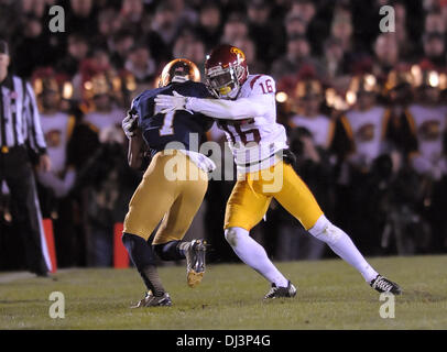 19 octobre, 2013 - South Bend, IN, États-Unis d'Amérique - le 19 octobre 2013 à South Bend, dans l'USC Trojans... retour d'angle (16) Anthony Brown en action au cours de la NCAA Football match entre l'USC Trojans et Notre Dame. Notre Dame a finalement pris son temps, accueil strie perdante à l'USC Trojans. Les combats de la Californie du Sud a survécu irlandais dans un jeu de sanctions samedi soir à une victoire 14-10 qui a mis fin à une cinq-jeu accueil patin, pour leurs rivaux qui remonte à 2001, à South Bend, Indiana, le 19 octobre 2013. (Crédit : Jose obligatoire / MarinMedia.org / Cal Sport Media) (Remplir photograp Banque D'Images